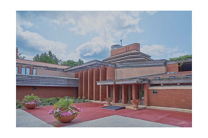 The main entrance of Frank Lloyd Wright's Winspread